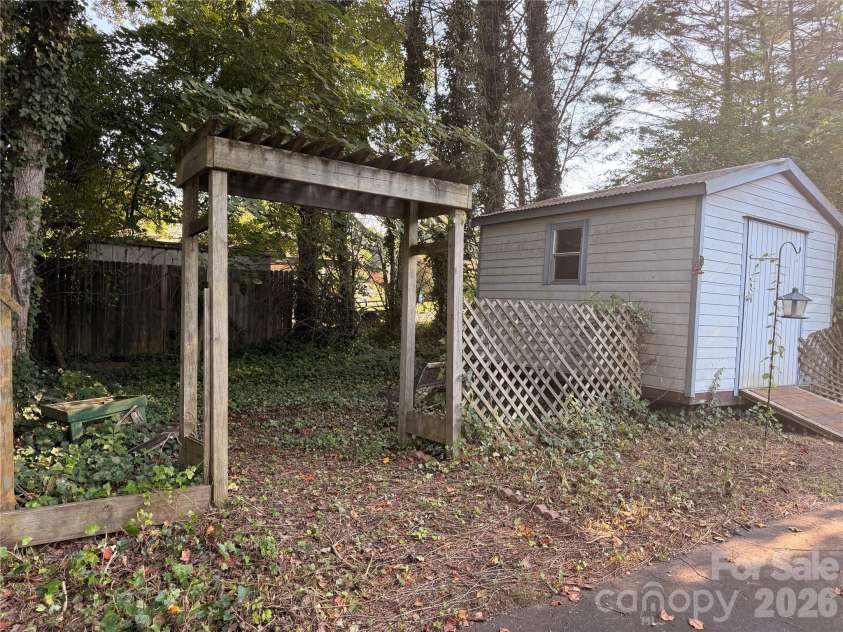 4851 Mounira Avenue, Hickory, NC 28602.  MLS# CAR4403343, YatesRealty ID 38189. 