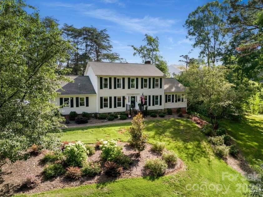 1171 37th Avenue Drive, Hickory, NC 28601.  MLS# CAR4399126, YatesRealty ID 38190. 