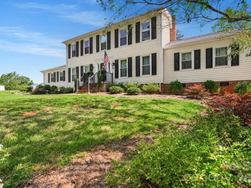 1171 37th Avenue Drive, Hickory, NC 28601.  MLS# CAR4399126, YatesRealty ID 38190. 