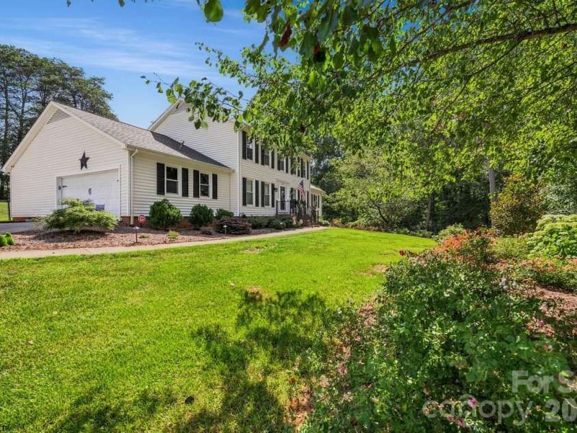 1171 37th Avenue Drive, Hickory, NC 28601.  MLS# CAR4399126, YatesRealty ID 38190. 
