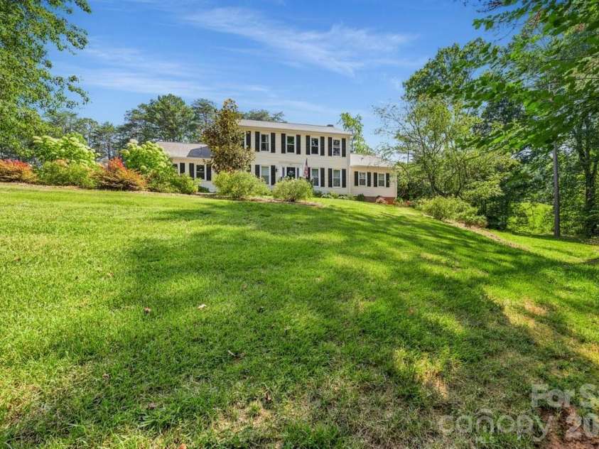 1171 37th Avenue Drive, Hickory, NC 28601.  MLS# CAR4399126, YatesRealty ID 38190. 