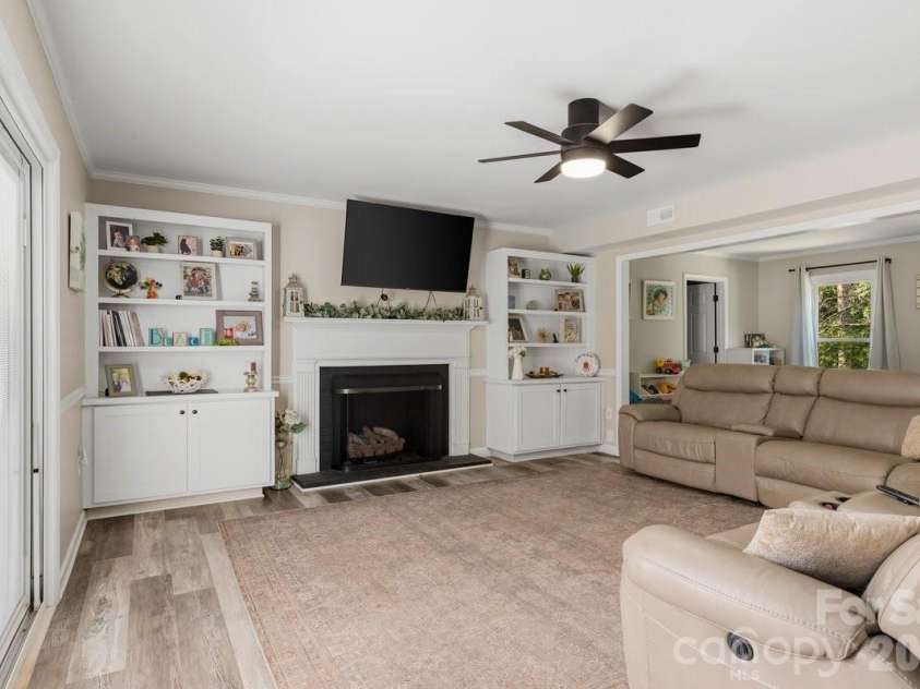 1171 37th Avenue Drive, Hickory, NC 28601.  MLS# CAR4399126, YatesRealty ID 38190. 