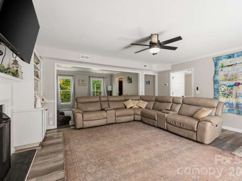 1171 37th Avenue Drive, Hickory, NC 28601.  MLS# CAR4399126, YatesRealty ID 38190. 