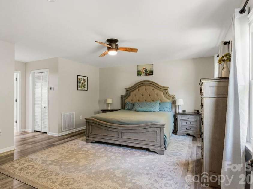 1171 37th Avenue Drive, Hickory, NC 28601.  MLS# CAR4399126, YatesRealty ID 38190. 