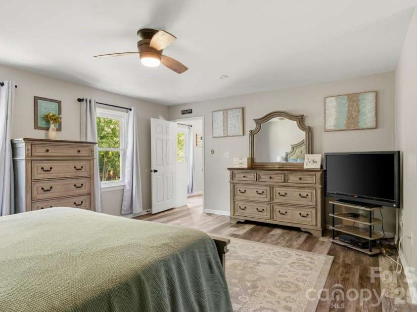 1171 37th Avenue Drive, Hickory, NC 28601.  MLS# CAR4399126, YatesRealty ID 38190. 