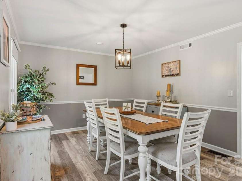 1171 37th Avenue Drive, Hickory, NC 28601.  MLS# CAR4399126, YatesRealty ID 38190. 