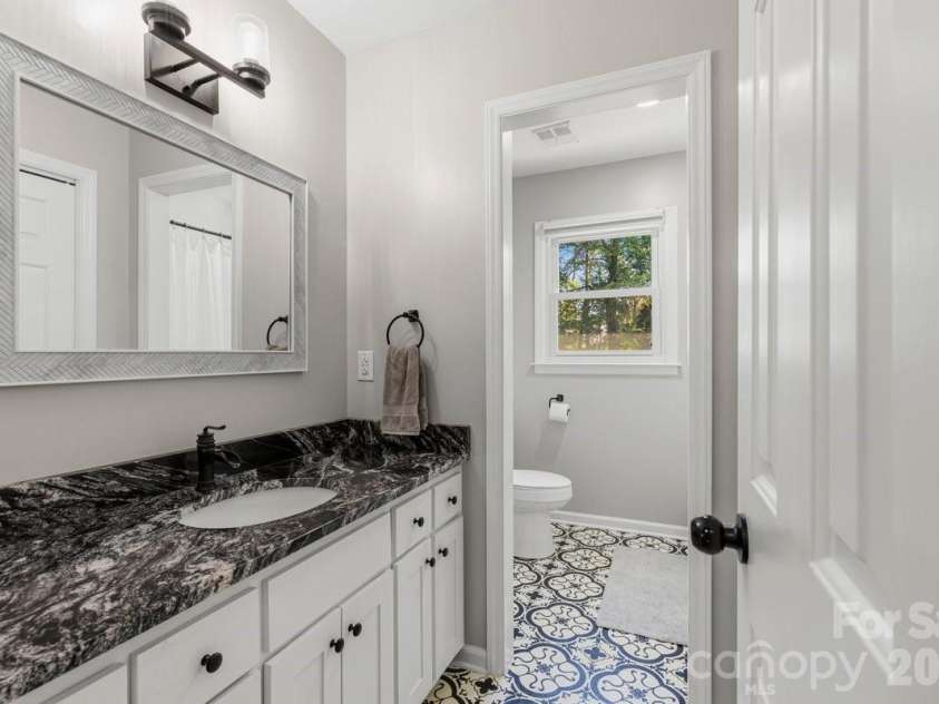1171 37th Avenue Drive, Hickory, NC 28601.  MLS# CAR4399126, YatesRealty ID 38190. 
