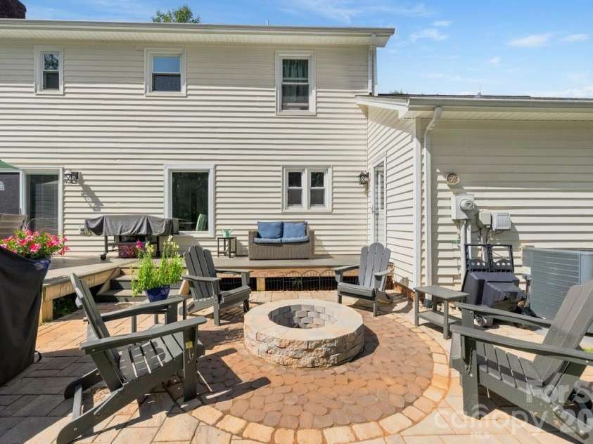 1171 37th Avenue Drive, Hickory, NC 28601.  MLS# CAR4399126, YatesRealty ID 38190. 