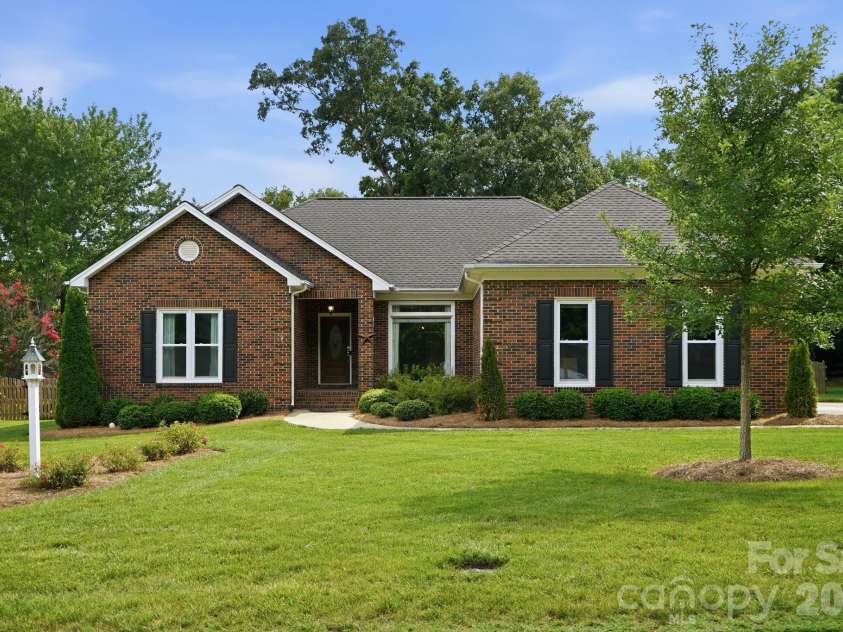 1423 Porch Swing Lane, Matthews, NC 28104.  MLS# CAR4401770, YatesRealty ID 38198. 