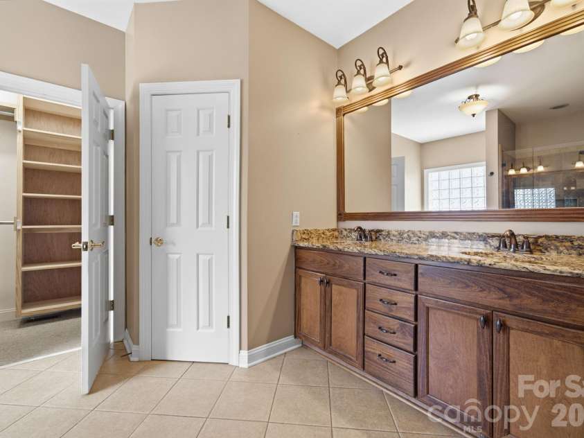 1423 Porch Swing Lane, Matthews, NC 28104.  MLS# CAR4401770, YatesRealty ID 38198. 