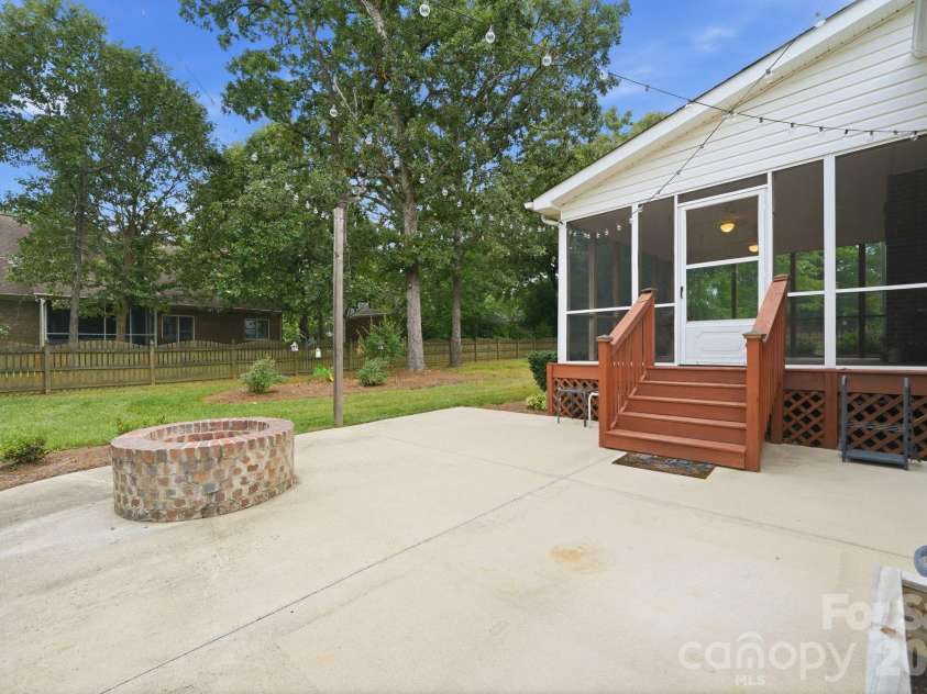 1423 Porch Swing Lane, Matthews, NC 28104.  MLS# CAR4401770, YatesRealty ID 38198. 