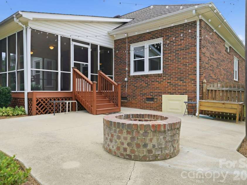 1423 Porch Swing Lane, Matthews, NC 28104.  MLS# CAR4401770, YatesRealty ID 38198. 