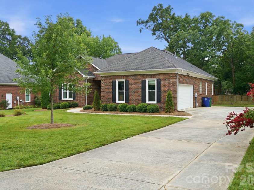 1423 Porch Swing Lane, Matthews, NC 28104.  MLS# CAR4401770, YatesRealty ID 38198. 