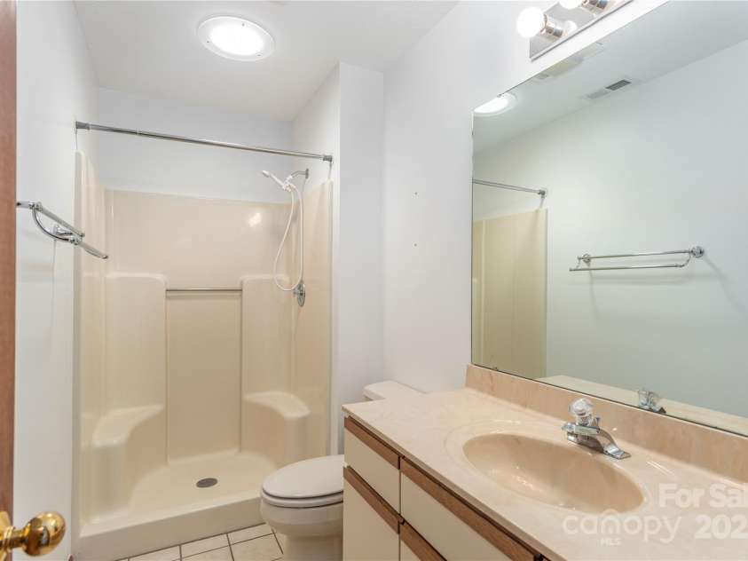 30 Cedarcliff Circle, Asheville, NC 28803.  MLS# CAR4235579, YatesRealty ID 3820. Bathroom #2.