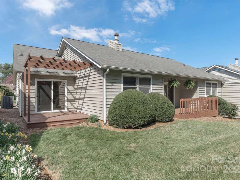 30 Cedarcliff Circle, Asheville, NC 28803.  MLS# CAR4235579, YatesRealty ID 3820. Flat backyard area.