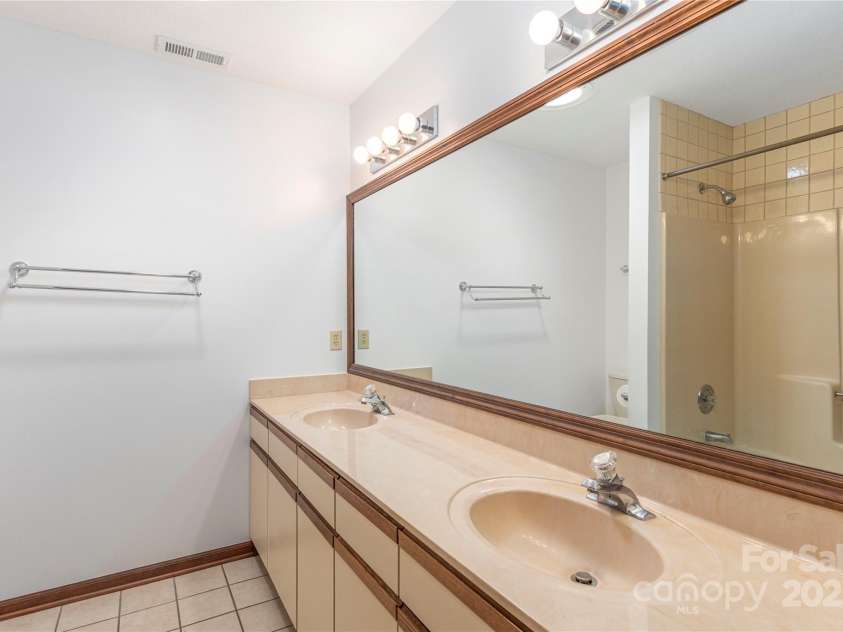 30 Cedarcliff Circle, Asheville, NC 28803.  MLS# CAR4235579, YatesRealty ID 3820. Primary bathroom.