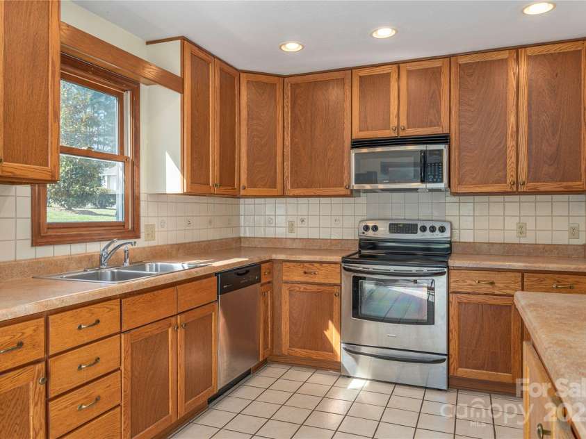 30 Cedarcliff Circle, Asheville, NC 28803.  MLS# CAR4235579, YatesRealty ID 3820. Stainless steel appliances.