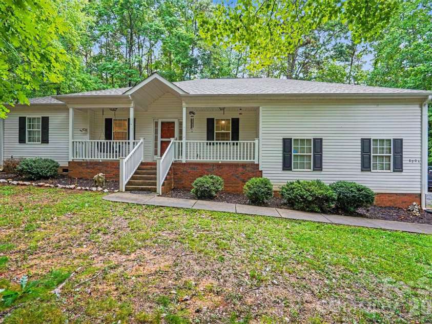 8904 Gosnell Drive, Charlotte, NC 28227.  MLS# CAR4394486, YatesRealty ID 38203. 