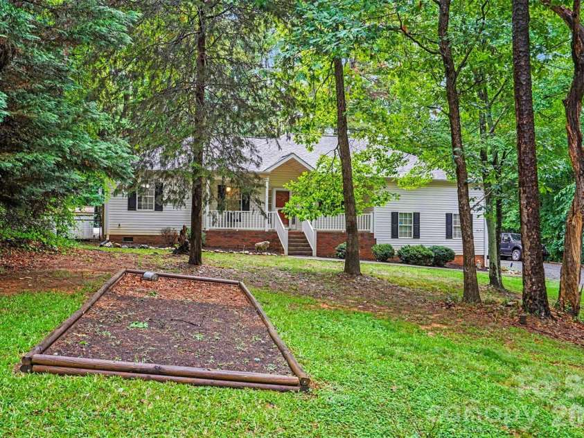 8904 Gosnell Drive, Charlotte, NC 28227.  MLS# CAR4394486, YatesRealty ID 38203. 