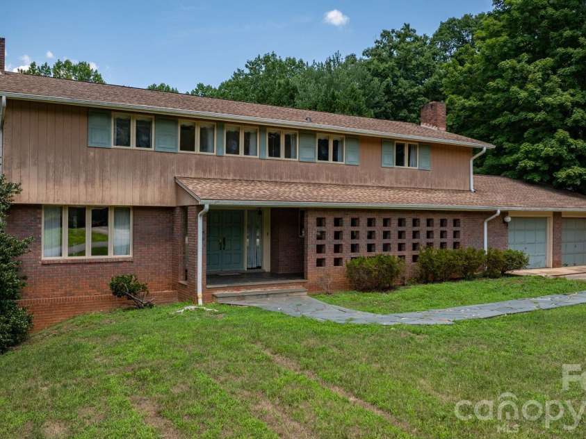 1335 36th Avenue Drive, Hickory, NC 28601.  MLS# CAR4404011, YatesRealty ID 38207. 