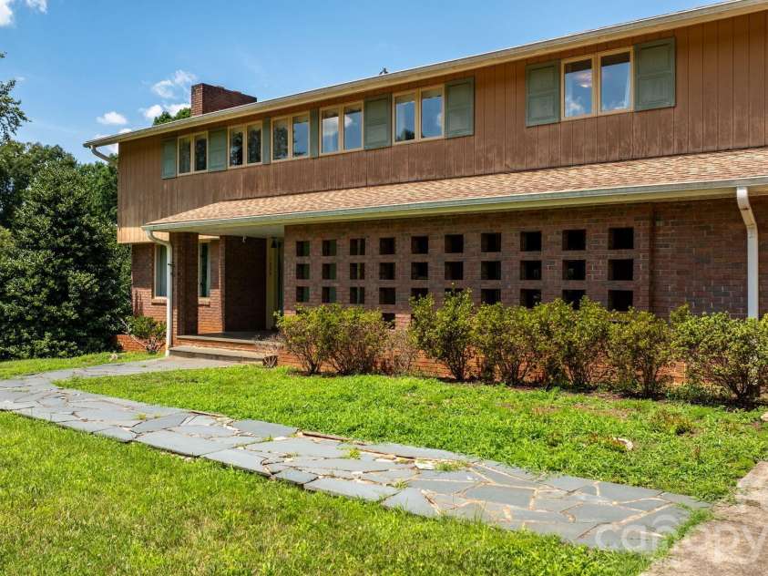 1335 36th Avenue Drive, Hickory, NC 28601.  MLS# CAR4404011, YatesRealty ID 38207. 