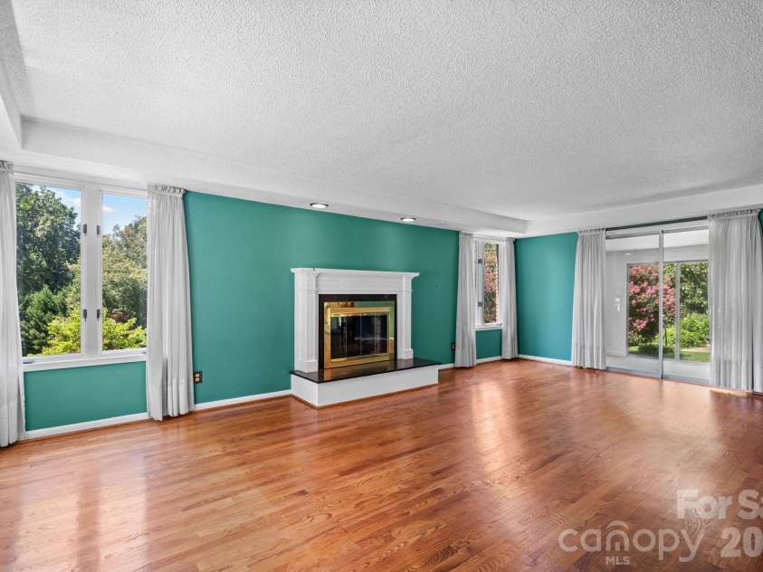 1335 36th Avenue Drive, Hickory, NC 28601.  MLS# CAR4404011, YatesRealty ID 38207. 