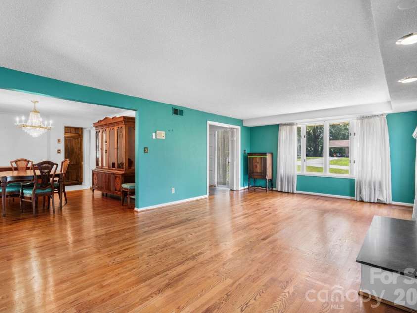 1335 36th Avenue Drive, Hickory, NC 28601.  MLS# CAR4404011, YatesRealty ID 38207. 