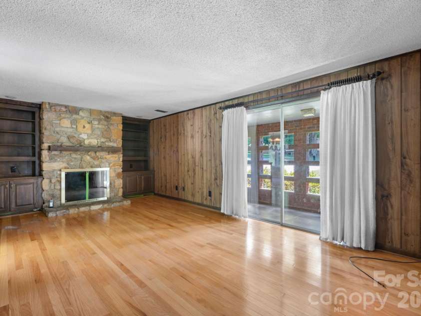 1335 36th Avenue Drive, Hickory, NC 28601.  MLS# CAR4404011, YatesRealty ID 38207. 