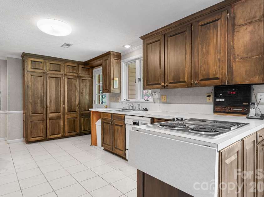 1335 36th Avenue Drive, Hickory, NC 28601.  MLS# CAR4404011, YatesRealty ID 38207. 