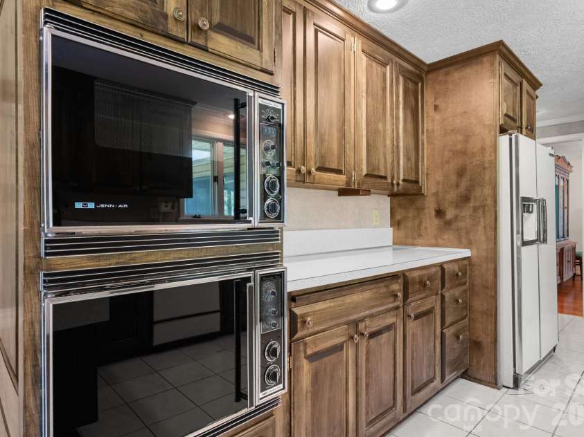 1335 36th Avenue Drive, Hickory, NC 28601.  MLS# CAR4404011, YatesRealty ID 38207. 