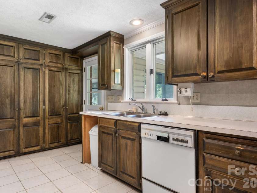 1335 36th Avenue Drive, Hickory, NC 28601.  MLS# CAR4404011, YatesRealty ID 38207. 