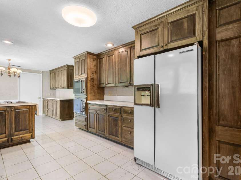 1335 36th Avenue Drive, Hickory, NC 28601.  MLS# CAR4404011, YatesRealty ID 38207. 