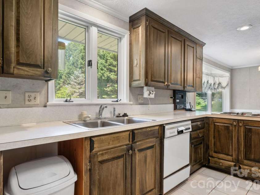 1335 36th Avenue Drive, Hickory, NC 28601.  MLS# CAR4404011, YatesRealty ID 38207. 