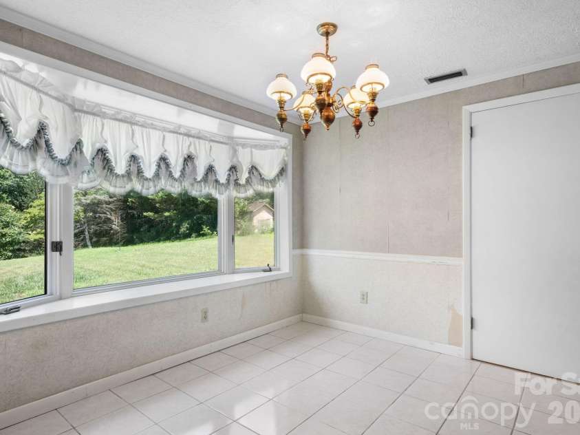1335 36th Avenue Drive, Hickory, NC 28601.  MLS# CAR4404011, YatesRealty ID 38207. 