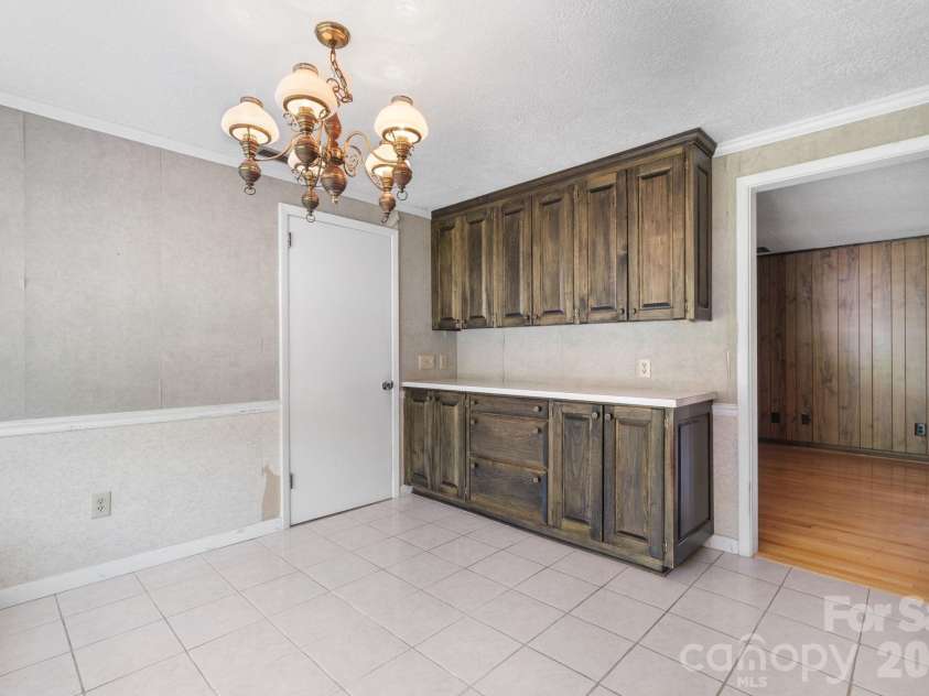 1335 36th Avenue Drive, Hickory, NC 28601.  MLS# CAR4404011, YatesRealty ID 38207. 