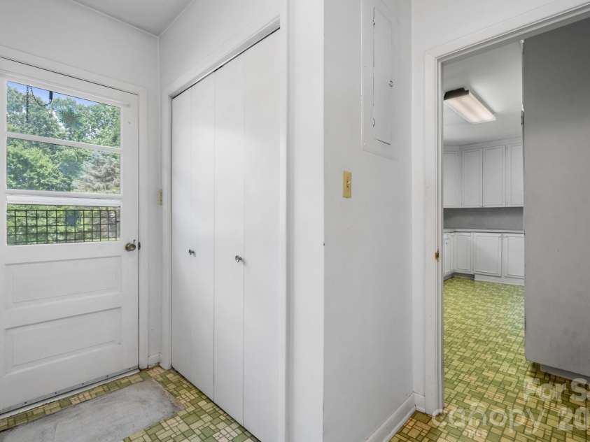 1335 36th Avenue Drive, Hickory, NC 28601.  MLS# CAR4404011, YatesRealty ID 38207. 