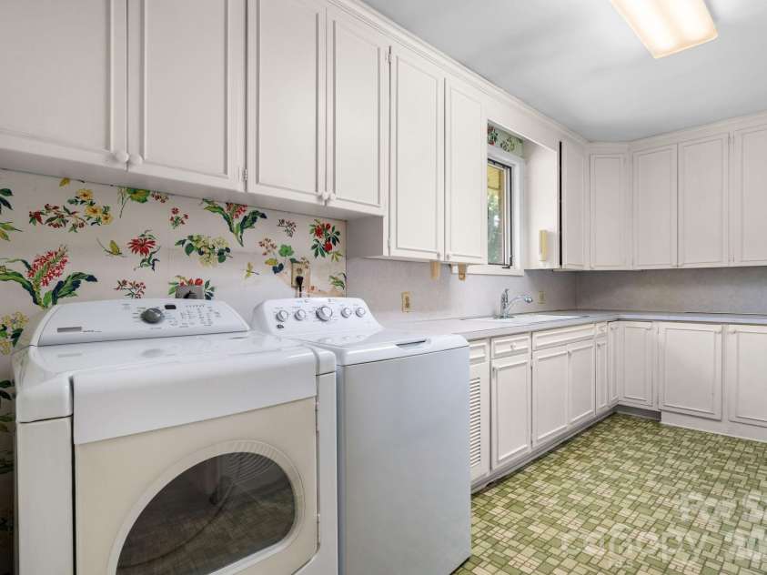 1335 36th Avenue Drive, Hickory, NC 28601.  MLS# CAR4404011, YatesRealty ID 38207. 