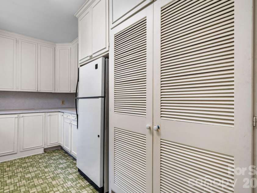 1335 36th Avenue Drive, Hickory, NC 28601.  MLS# CAR4404011, YatesRealty ID 38207. 