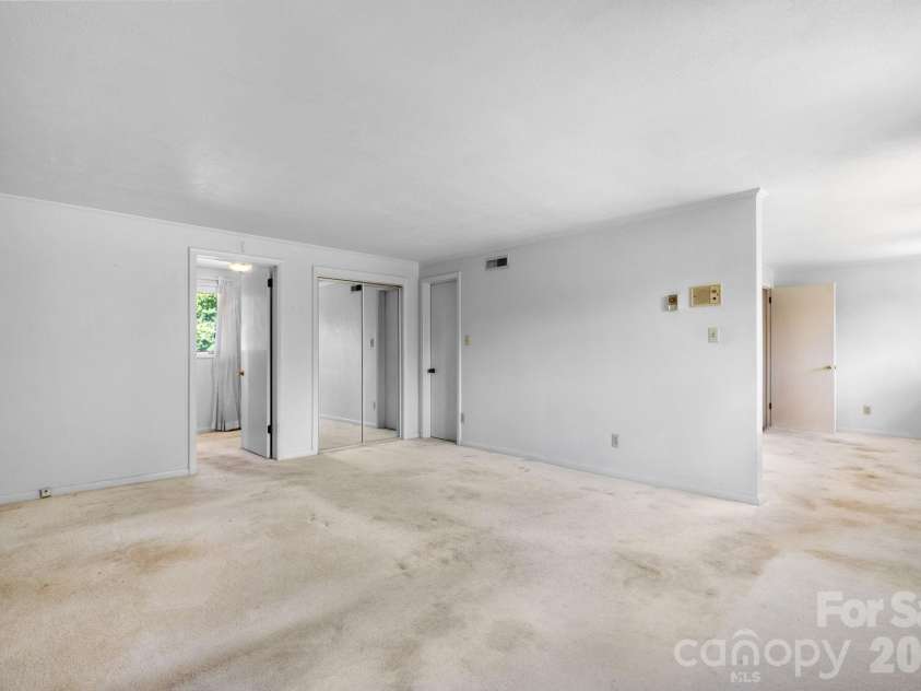 1335 36th Avenue Drive, Hickory, NC 28601.  MLS# CAR4404011, YatesRealty ID 38207. 