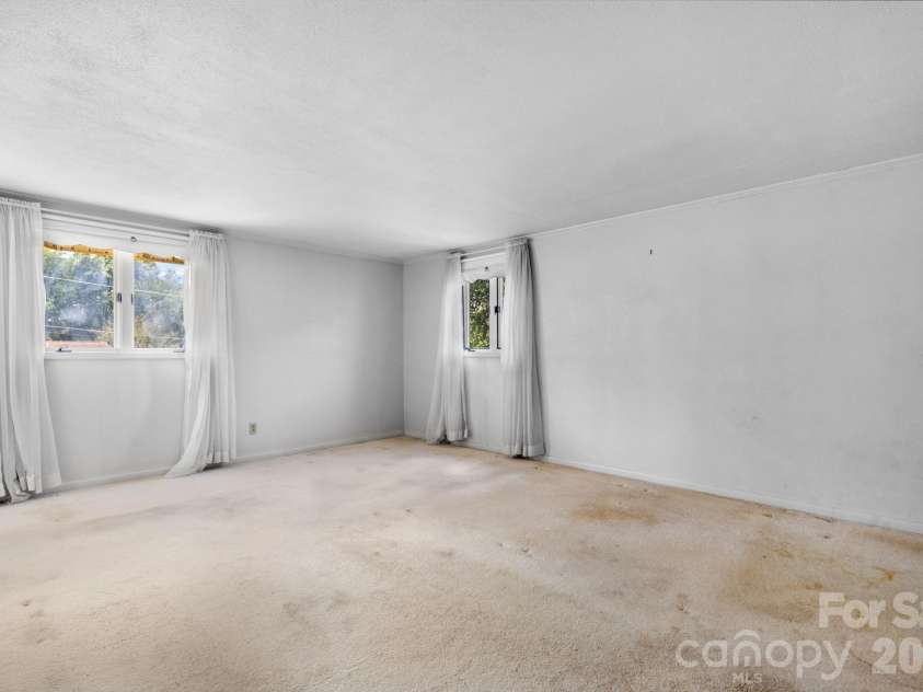 1335 36th Avenue Drive, Hickory, NC 28601.  MLS# CAR4404011, YatesRealty ID 38207. 