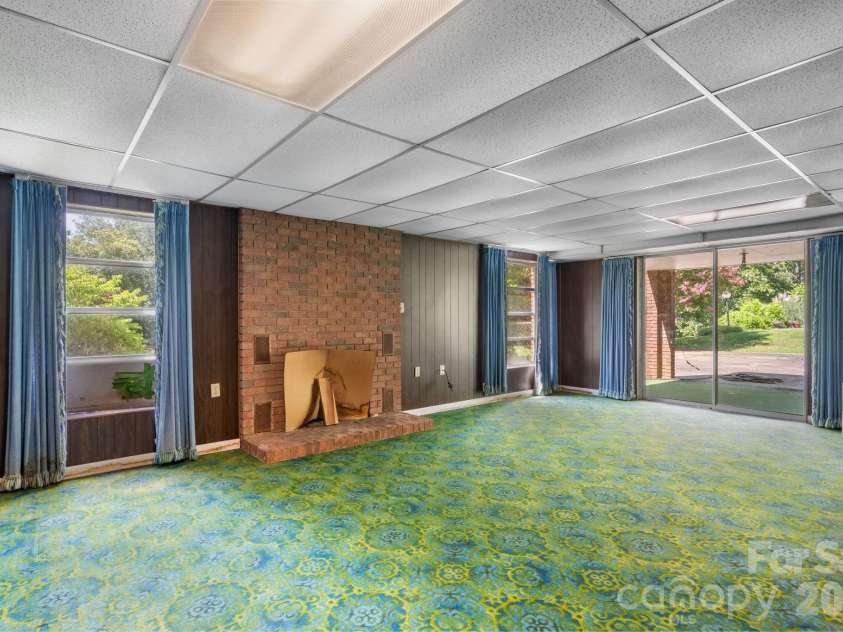 1335 36th Avenue Drive, Hickory, NC 28601.  MLS# CAR4404011, YatesRealty ID 38207. 