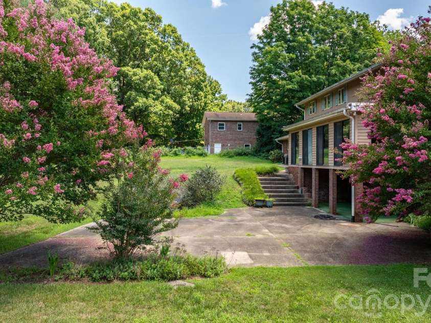 1335 36th Avenue Drive, Hickory, NC 28601.  MLS# CAR4404011, YatesRealty ID 38207. 