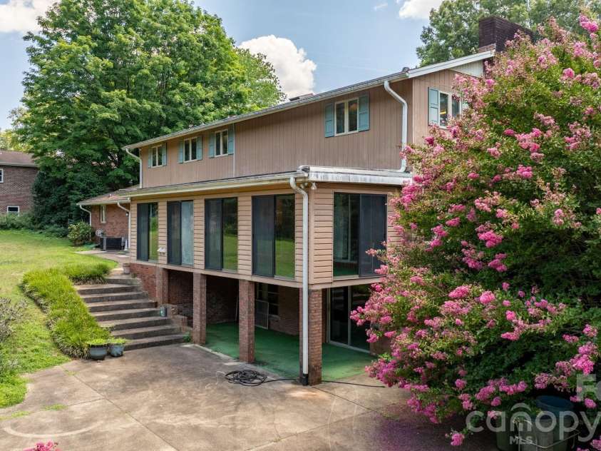 1335 36th Avenue Drive, Hickory, NC 28601.  MLS# CAR4404011, YatesRealty ID 38207. 