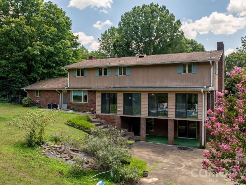 1335 36th Avenue Drive, Hickory, NC 28601.  MLS# CAR4404011, YatesRealty ID 38207. 
