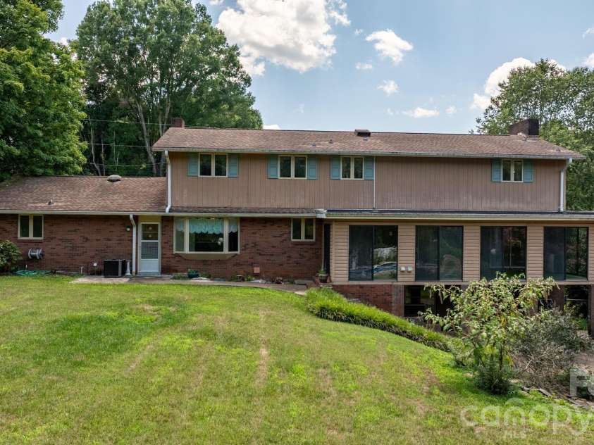 1335 36th Avenue Drive, Hickory, NC 28601.  MLS# CAR4404011, YatesRealty ID 38207. 