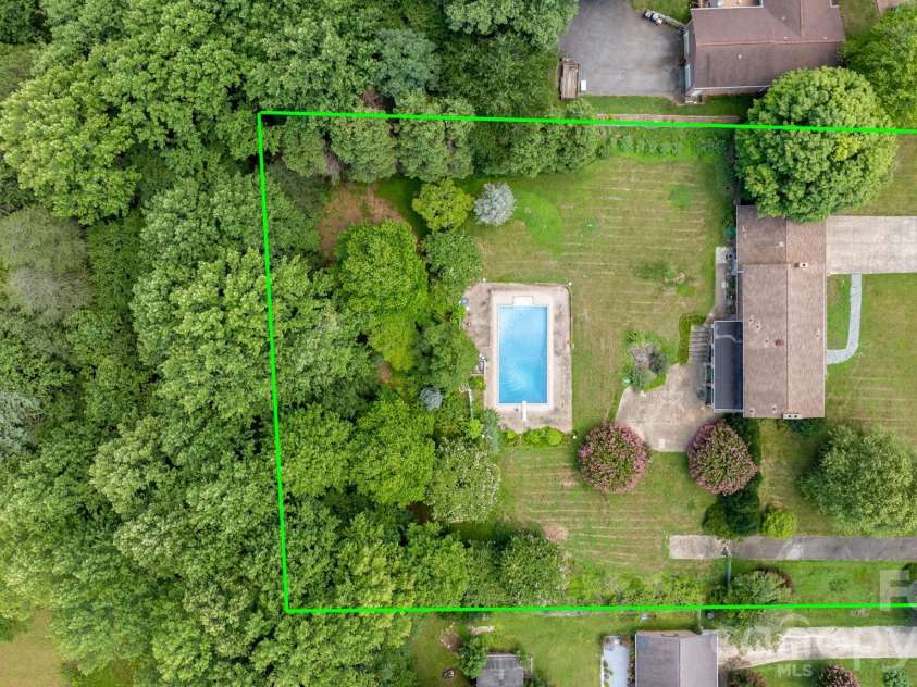 1335 36th Avenue Drive, Hickory, NC 28601.  MLS# CAR4404011, YatesRealty ID 38207. 