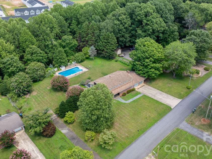 1335 36th Avenue Drive, Hickory, NC 28601.  MLS# CAR4404011, YatesRealty ID 38207. 