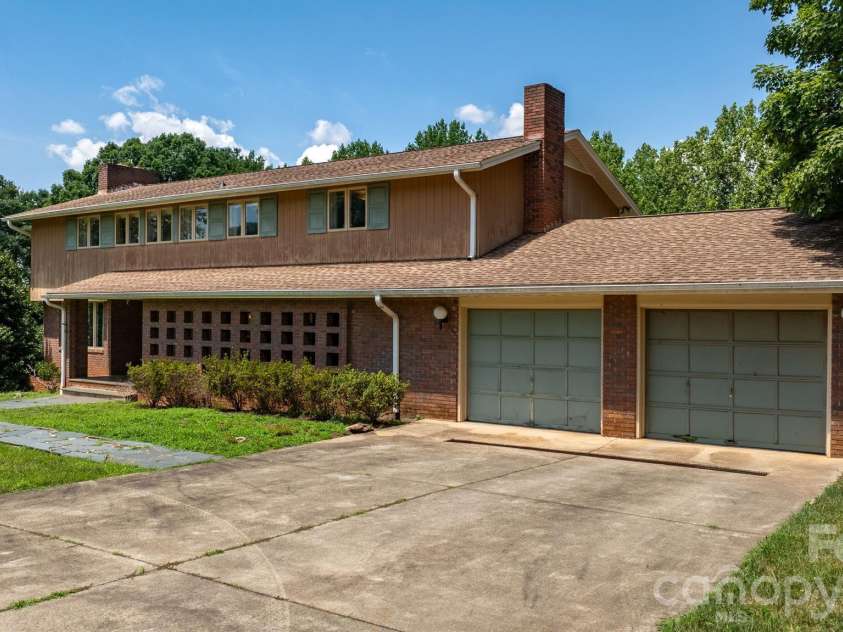 1335 36th Avenue Drive, Hickory, NC 28601.  MLS# CAR4404011, YatesRealty ID 38207. 