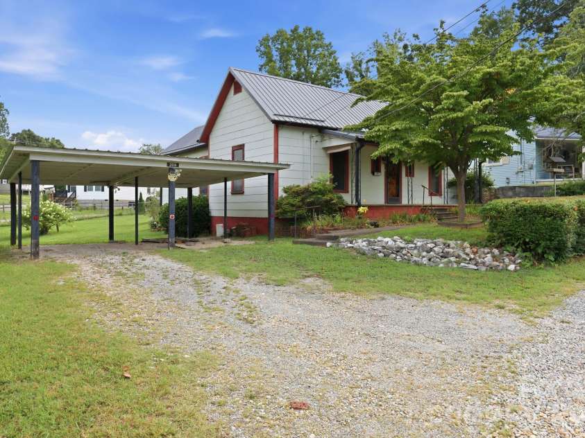 209 Virginia Avenue, Marion, NC 28752.  MLS# CAR4402750, YatesRealty ID 38210. 