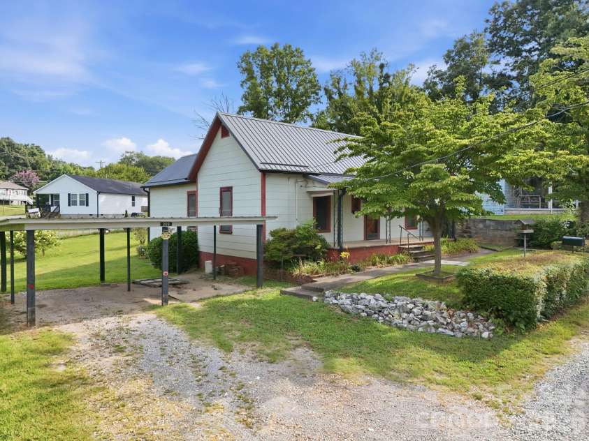 209 Virginia Avenue, Marion, NC 28752.  MLS# CAR4402750, YatesRealty ID 38210. 